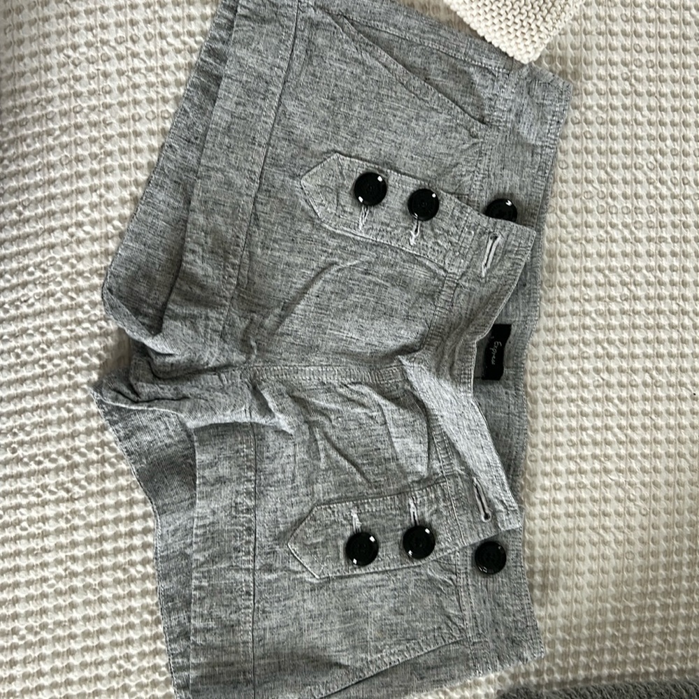 Full button closure - Picture 1 of 4